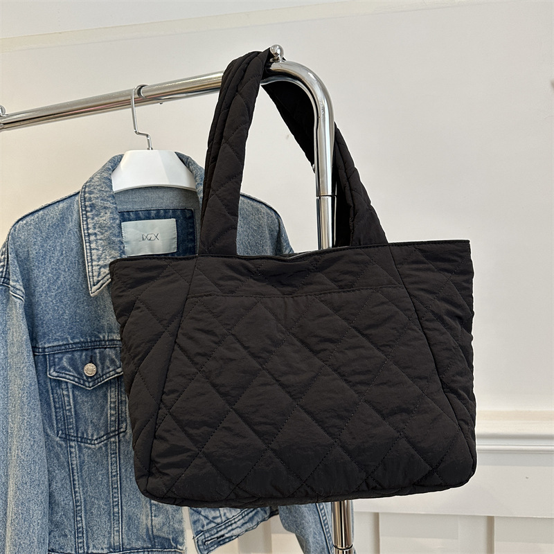 Bolso de tela de nylon bolso de mujer gran capacidad otoño / invierno 2024 nuevo bolso de hombro casual bolso de viaje de diamante