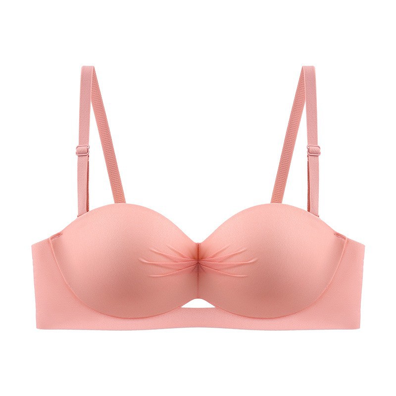 Las correas de hombro desmontables se juntan para mostrar un gran sujetador de media taza sin aros y sin costuras