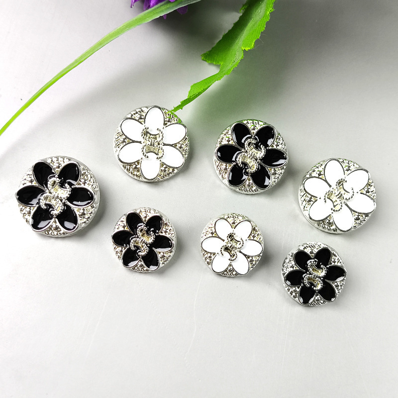 High-End Chanel-Style Round Floral Black and White Two-Tone Woolen Jacket with Fashionable Versatile Metal Buttons High-End Chanel-Style Round Floral Black and White Two-Tone Woolen Jacket with Fashionable Versatile Metal Buttons