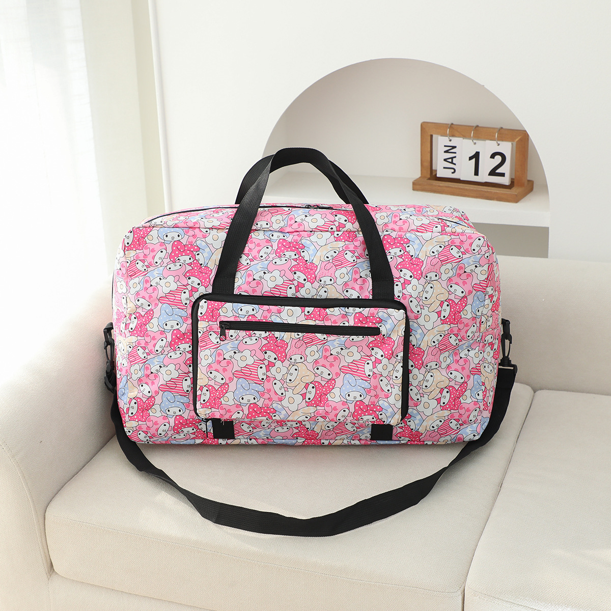 虹熊クロミ大容量手提げ旅行袋は旅行箱のポールに挿してもいいです。