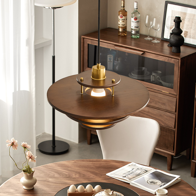 Platillo volador de madera maciza estilo medieval color nuez retro bar mesa de comedor hotel de alojamiento residencial sala de té lámparas candelarias