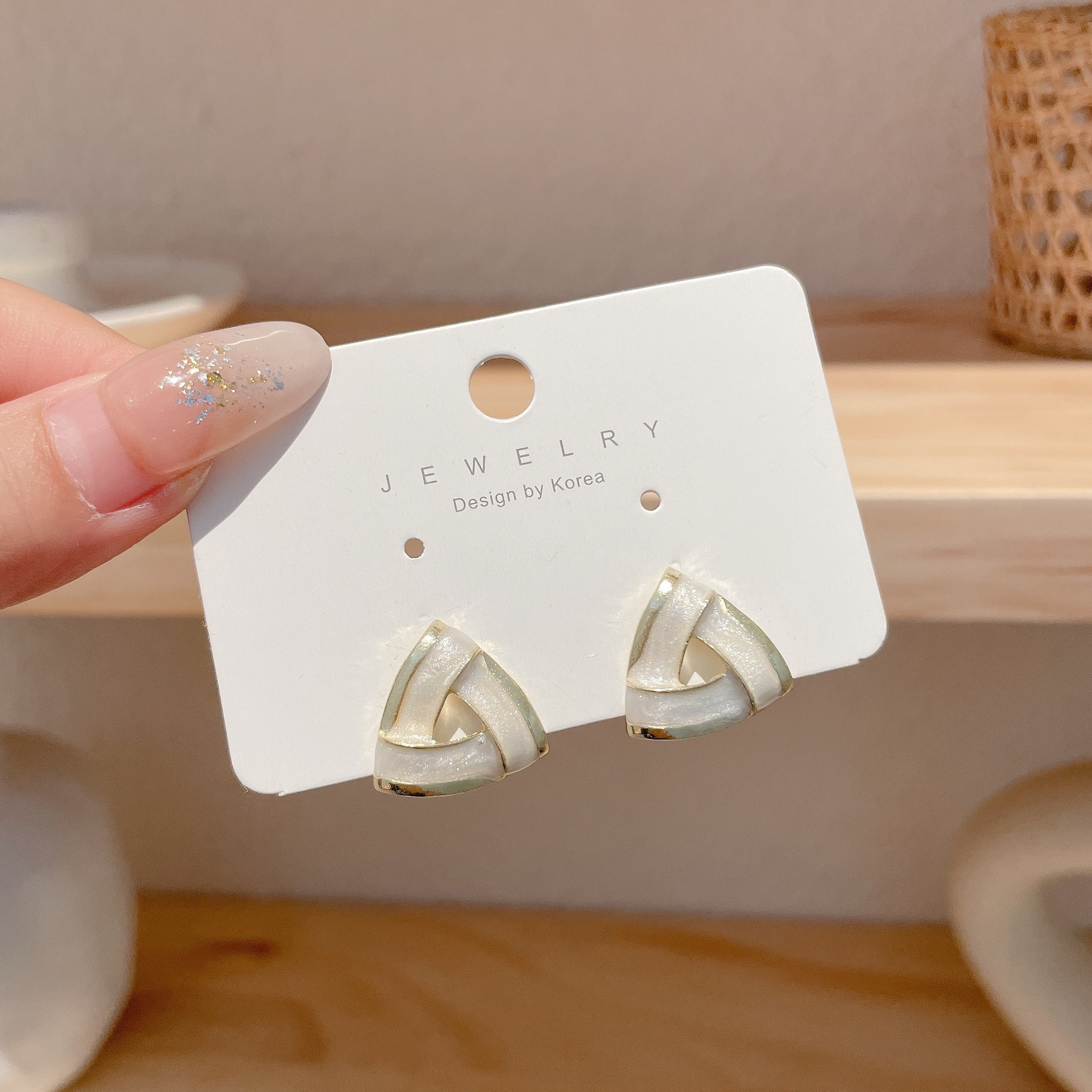 Luz de lujo de alto nivel nicho de diseño femenino sensación de aretes de bordilla temperamento perla asimetría joyería perla al por mayor