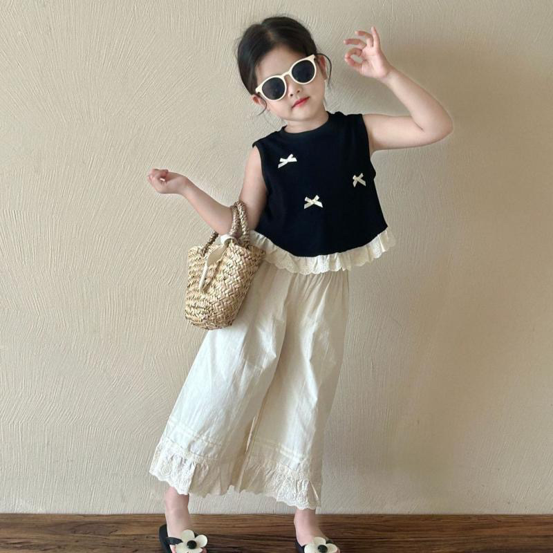 검은색 나비 조끼 + 황백색 바지