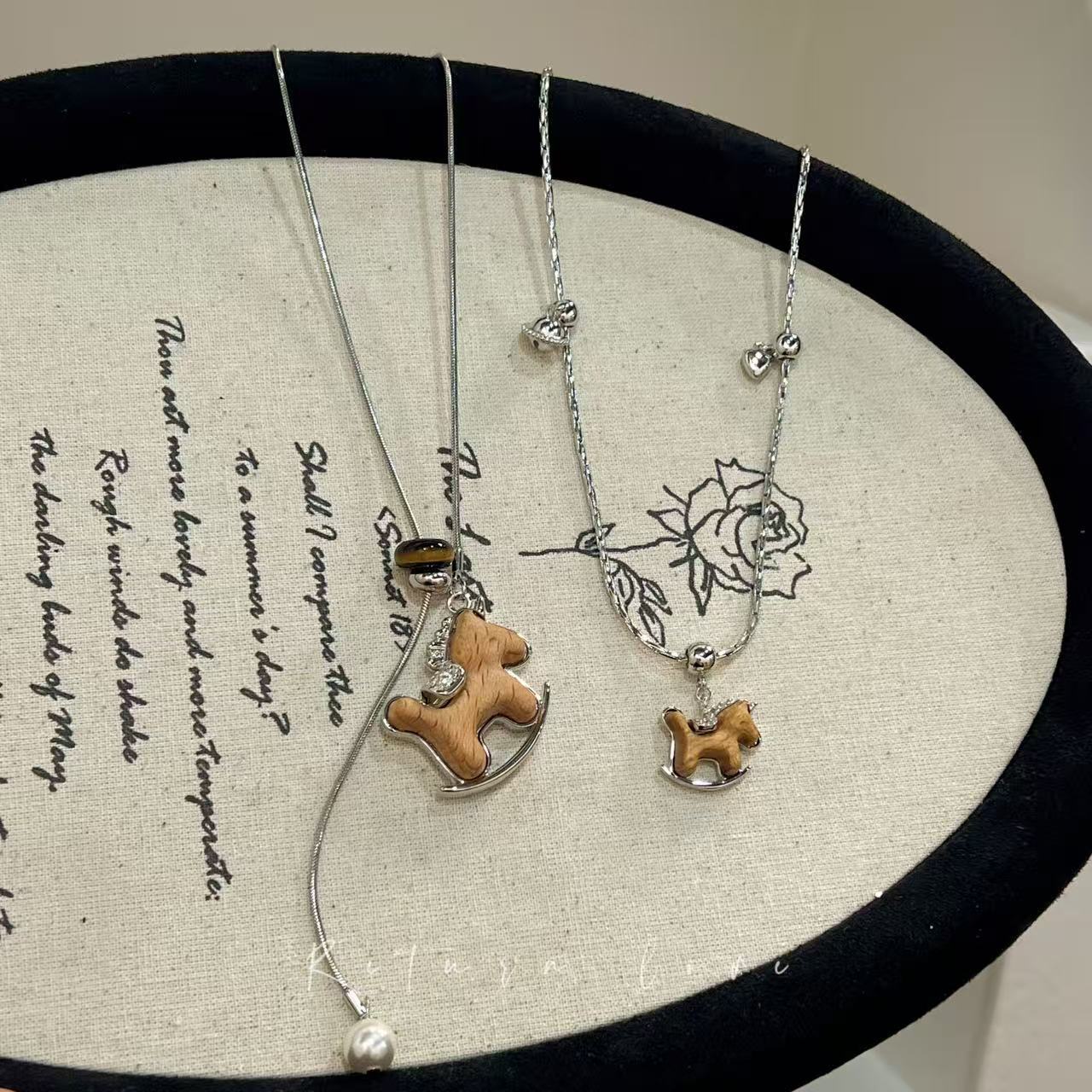 韩国新款木质小马铃铛抽拉珍珠项链小众设计气质简约百搭毛衣链女