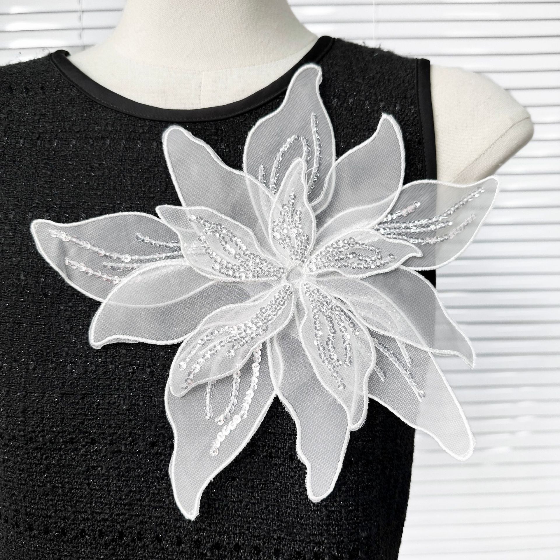 Ogan multi-capa esquinilla negra y blanca tela floral vestido ropa bolsa zapatos diseñados sombreros accesorios DIY
