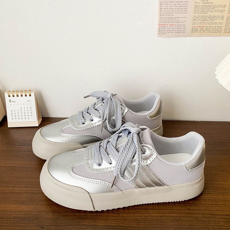 Zapatos de skate transpirables de verano para mujeres con cabeza redonda nuevos zapatos de nicho chic coreanos de malla baja, zapatos blancos con suela gruesa