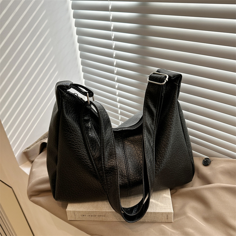 Bolso de axila de cara suave de gran capacidad Bolso especial para mujer 2024 Bolso nuevo estilo Bolso bandolera simple de un solo hombro de color sólido de moda