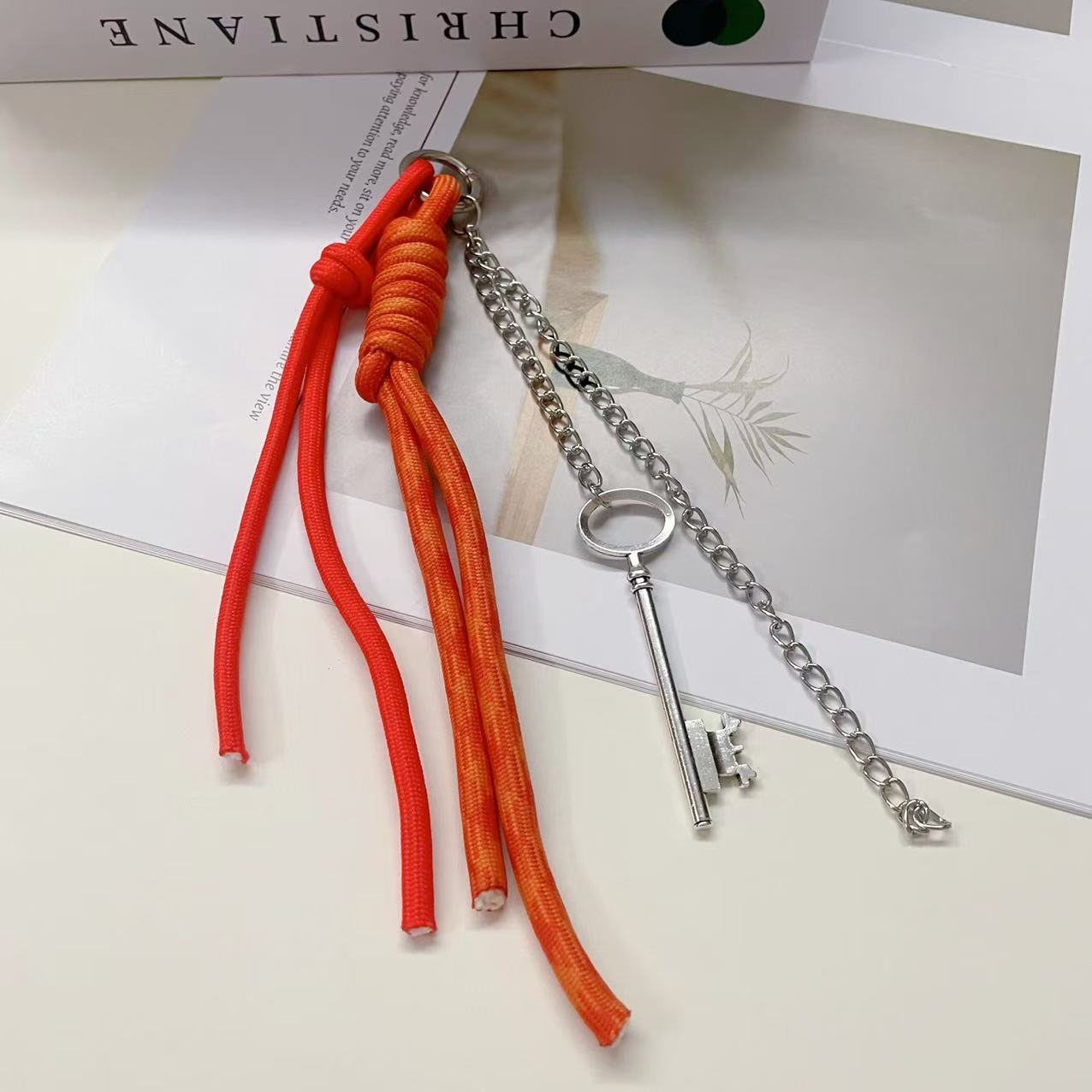 축제 오렌지색 밧줄과 열쇠