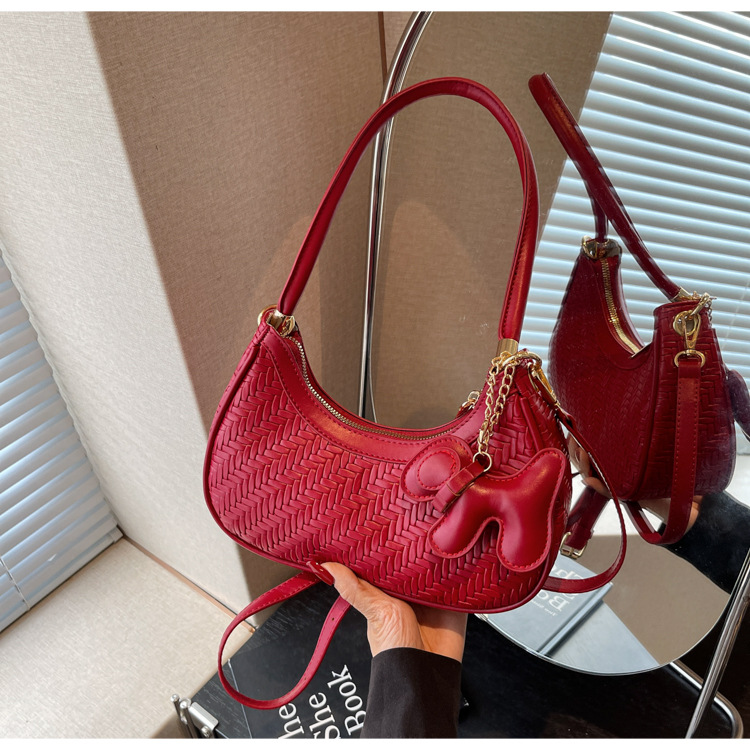 This is a new, trendy and fashionable, simple and retro commuting bag for women in 2025, featuring a soft leather bag with a high-quality texture undefined