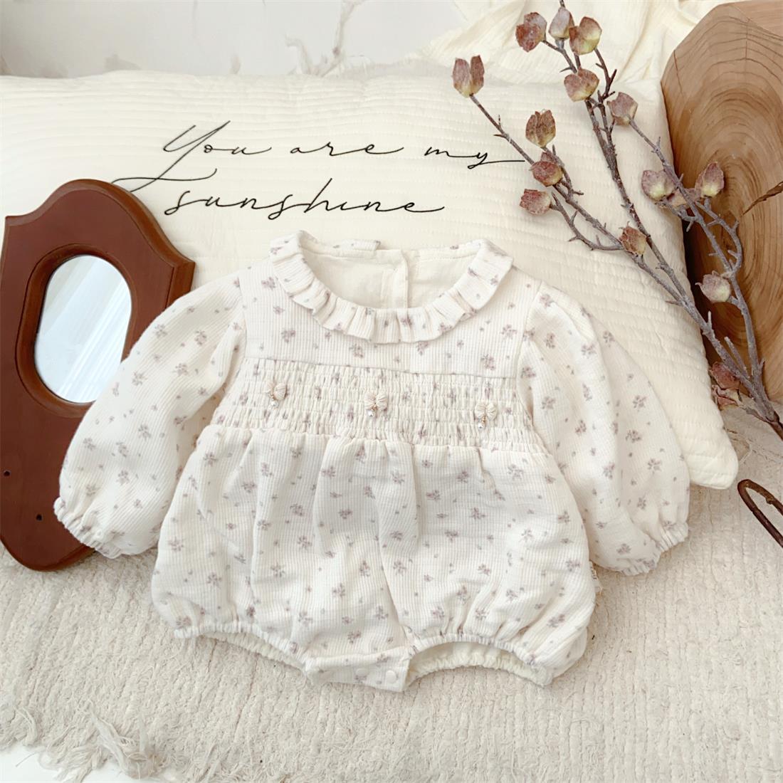 2025 nuevo producto primavera moda estilo occidental pequeño encaje floral bebé mamelucos lindo y suave ropa de salida bolsa pedo