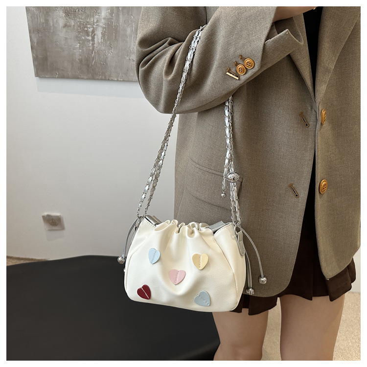 Drawstring bucket for women 2024 new Korean fashion shoulder bag, simple commuting contrasting color heart chain_voghion.com