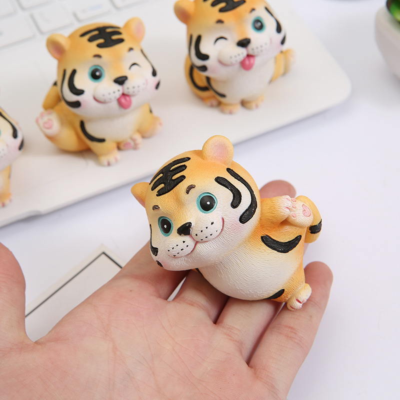 Amazon 2021 new tiger decorative ornaments naughty cute tiger resin crafts cute pet girl car decoration