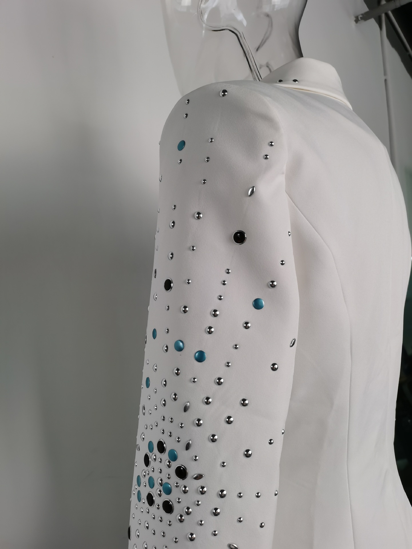 Abbigliamento da donna, giacca da abito piccola a maniche lunghe, a tinta unita, con un bottone, colore bianco diamante caldo, vestibilità attillata, temperamento autunnale precoce_voghion.com