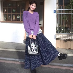 紫の花の半身のスカートの女性の春秋2025新型の小さい背の高い腰のa字の長いスカートはセーターの半分のスカートを配合します。