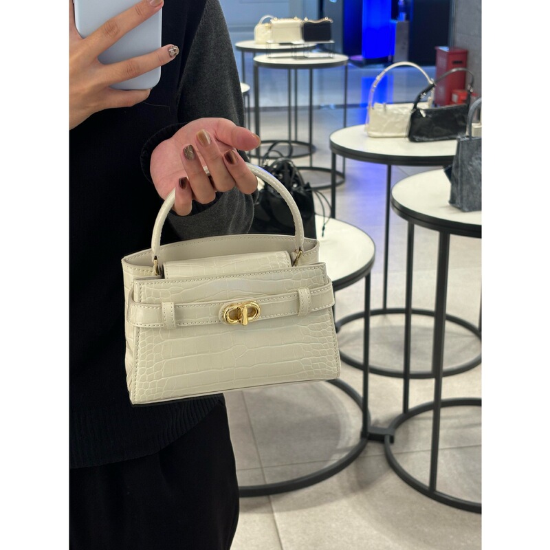 Unique and sophisticated crocodile-patterned new women's bag with clasp, small square bag, fashionable and versatile shoulder bag, crossbody bag for women