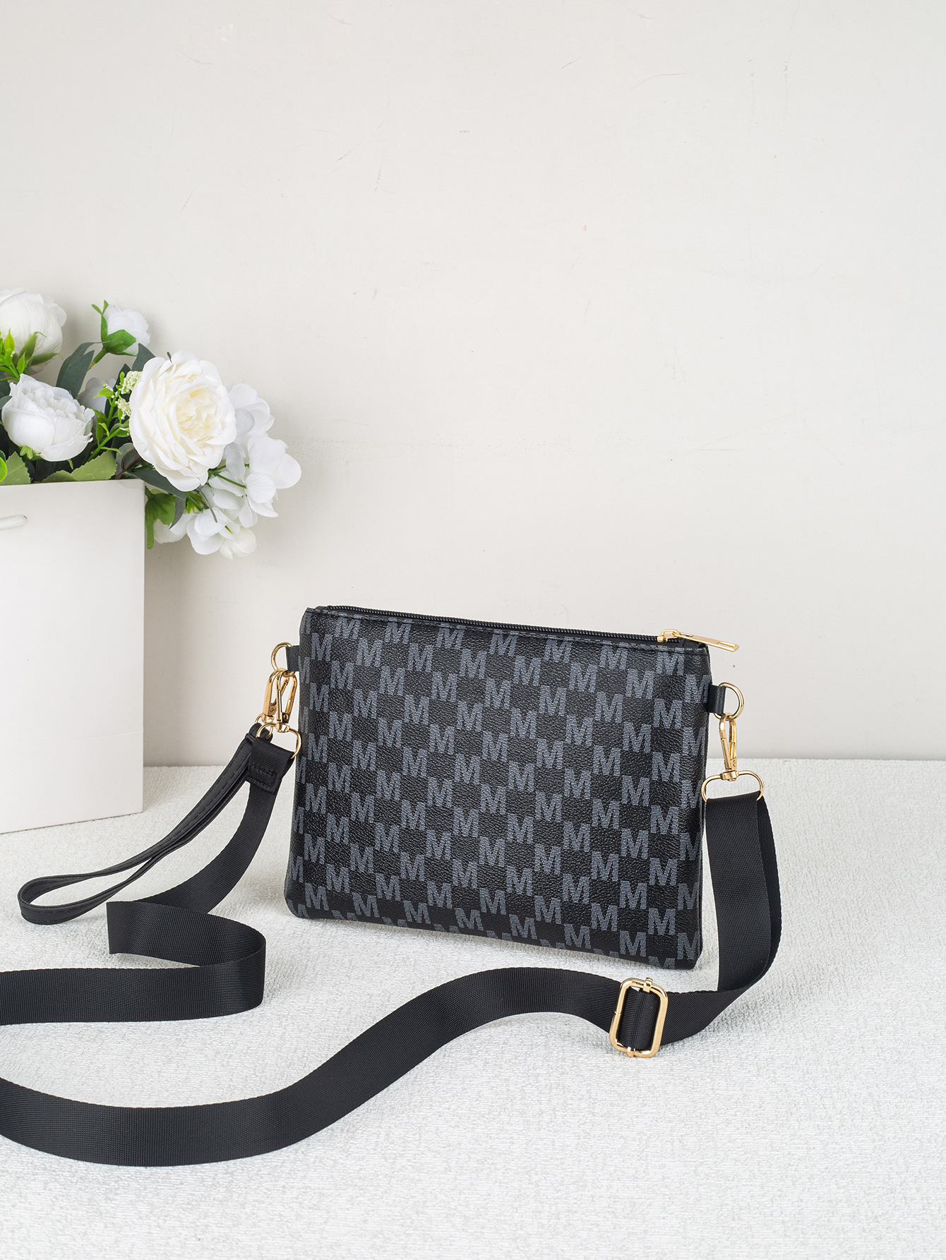 Vintage dames crossbodytas uit de lente van 2026 met geweven patroon en gouden M-logo, gepersonaliseerd portemonneetje._voghion.com