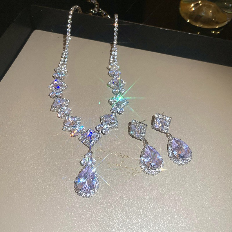 Collar de aretes cuadrados con incrustaciones de diamantes de dos piezas de moda, lujo ligero, collar de alta gama, temperamento exquisito, conjunto de joyas de todo fósforo