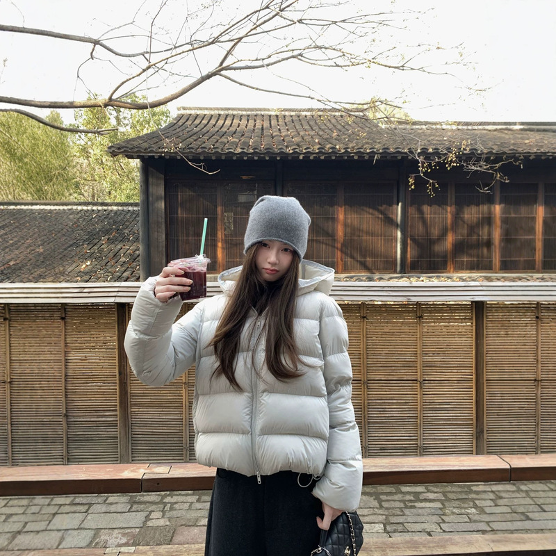 2026 New Design 95% White Duck Down Fluffy Youthful Warm Hooded Puffer Down Jacket for Petite Individuals