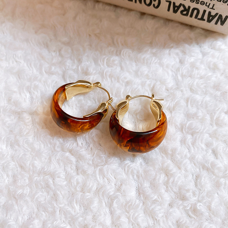 Maillard resina en forma de U hebillas de oreja retro nicho todo fósforo Pendientes de lujo ligero de temperamento de moda otoño e invierno de alta gama