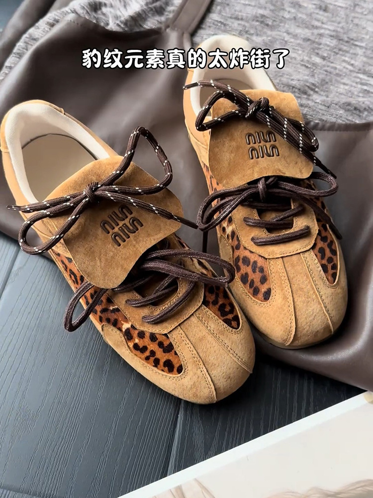 [Weird Beauty] Zapatillas de cuero de fondo plano con aumento interior para mujer 2025 verano nuevo estilo Forrest Gump deportes y ocio zapatos de entrenamiento alemán