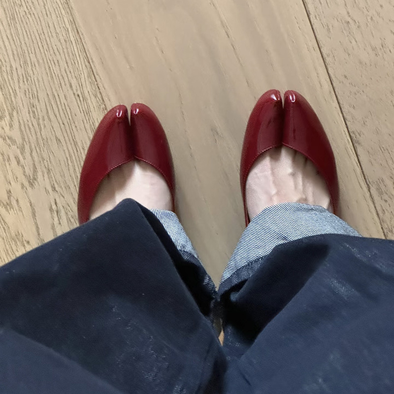 2026 Spring New Style Pig Hoof Split-Toe Single Shoes with Hidden Height Increase, Niche Design, Patent Leather Ballet Flat Shallow Mouth Shoes for Women