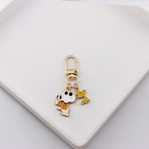 Snoopy cartoon keychain for female couples, cute little gift, alloy key chain pendant, key ring, school bag pendant