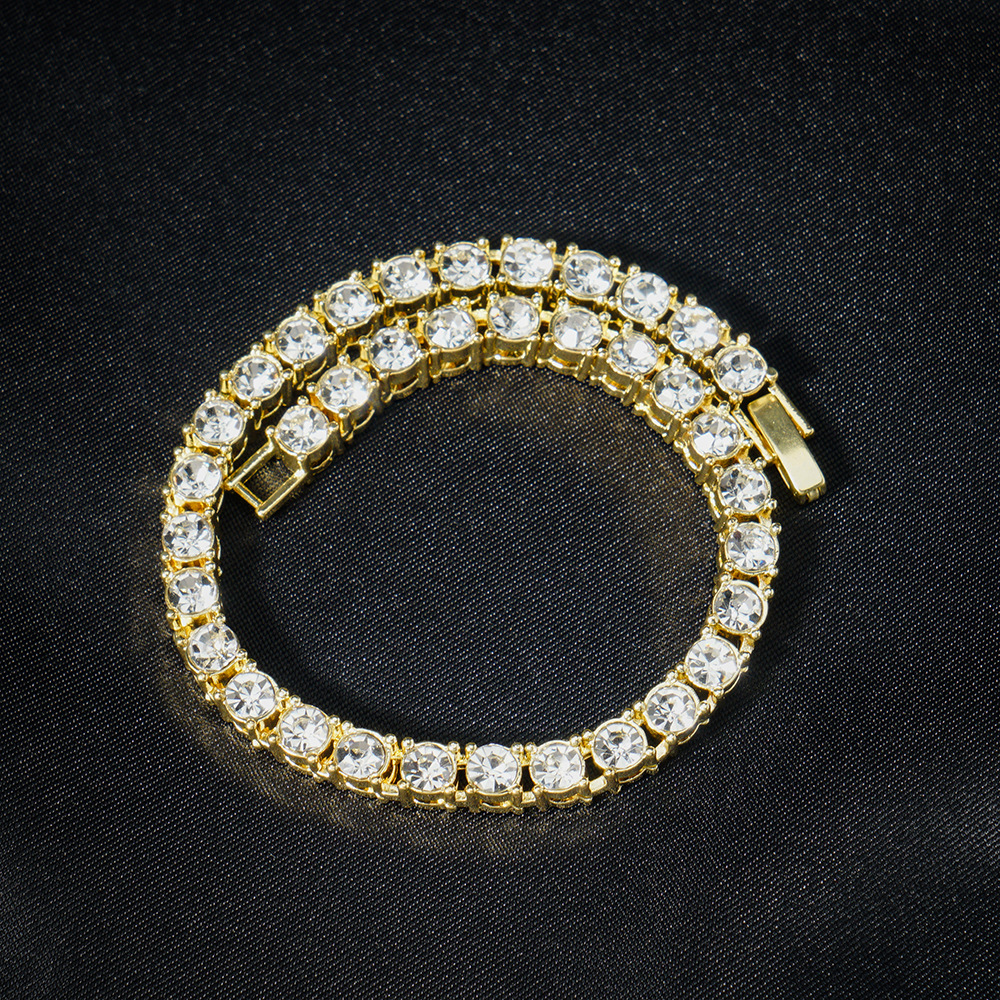 La catena da tennis da uomo in moissanite è realizzata in acciaio al titanio di alta qualità, ipoallergenico, resistente all'ossidazione e impermeabile. Caratterizzata da un lusso discreto_voghion.com