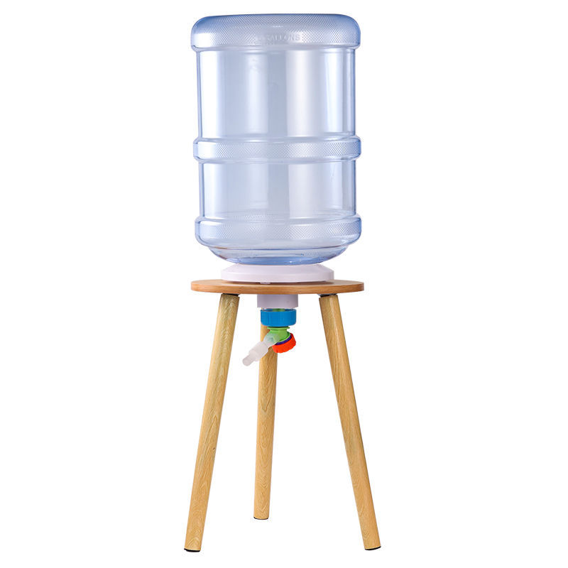 Conjunto completo para piscicultura (balde azul claro 15 litros + suporte de madeira cor de madeira + bica de água + tubo)