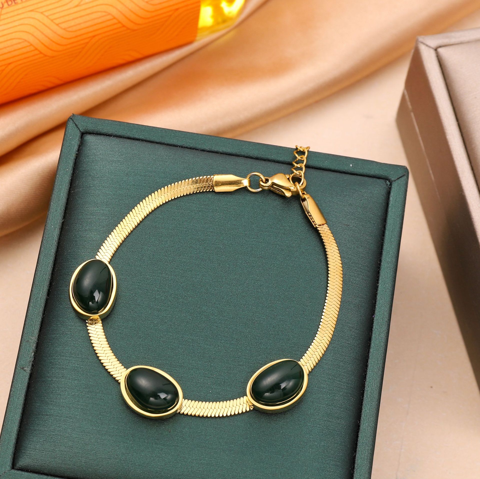 Ventas transfronterizas calientes nuevas pulseras de acero de titanio personalidad femenina de alto nivel diseño ligero de lujo moda temperamento versátil joyería de acero de titanio image 23