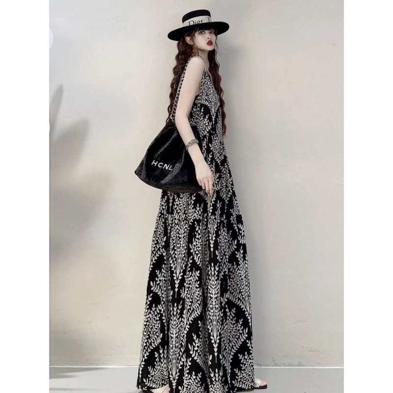 French-Style Retro V-Neck Floral Print Summer New Loose and Casual Sleeveless Elegant Slimming Long Dress with a Large Hem French-Style Retro V-Neck Floral Print Summer New Loose and Casual Sleeveless Elegant Slimming Long Dress with a Large Hem