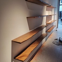 一字の仕切り棚の実木の跡のない本棚の壁棚の原木の棚の背景の壁の芸術の靴は壁を包んで棚を掛けます。