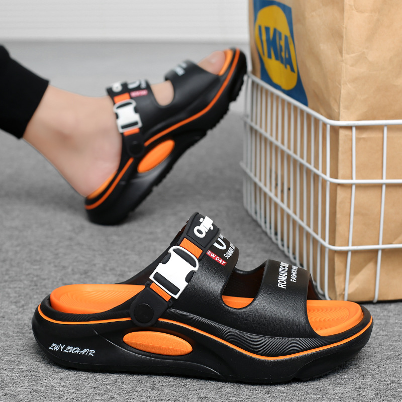 Pantuflas pareja de verano 2025 nuevo estilo casual de dos manos junto al mar vadeo ligero de suela gruesa para pisar las chanclas para hombres