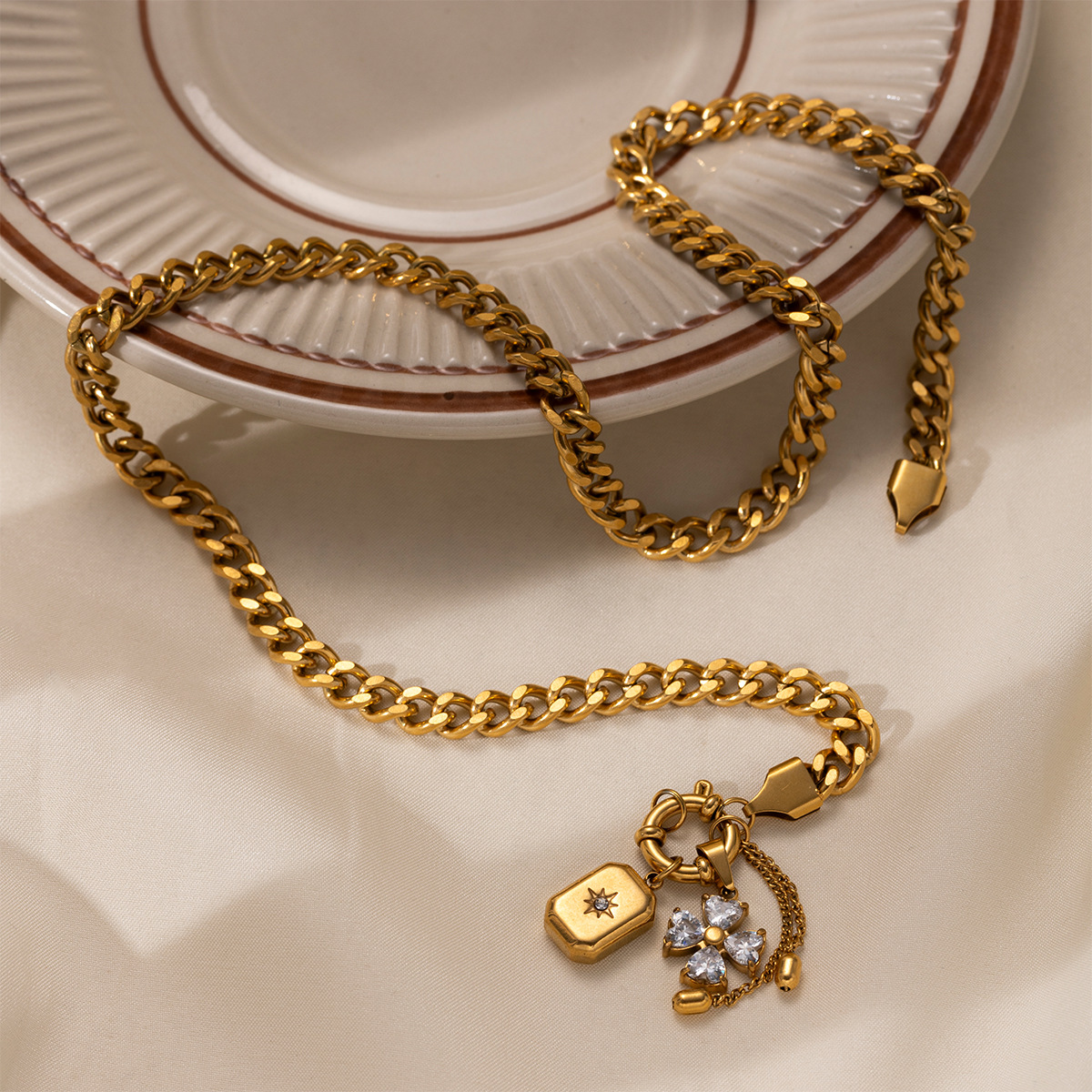 Collar de acero inoxidable TINA Europa y América de lujo ligero nicho collar de oro de 18 quilates acero de titanio no decolor zircon cadena clavícula ins viento