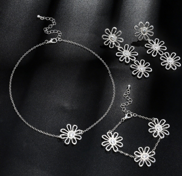 Temperamento transfronterizo europeo y americano único color plateado margarita hueca collar de flores pulsera aretes conjunto joyería para mujer