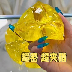 小紅の本の蜂蜜は指のチーズを吸います。