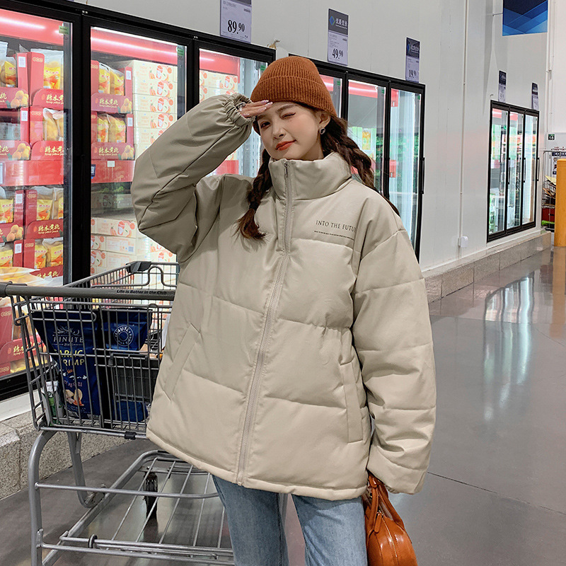 Ropa de algodón mujer 2023 nuevo estilo coreano suelto ropa de pan estudiantil gruesa tela PU letras chaqueta de algodón chaqueta de invierno image 1