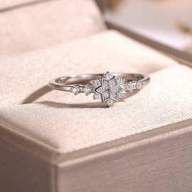 轻奢日系冬日雪花戒指S925银镀18K白金莫桑钻雪花女戒0.13ct