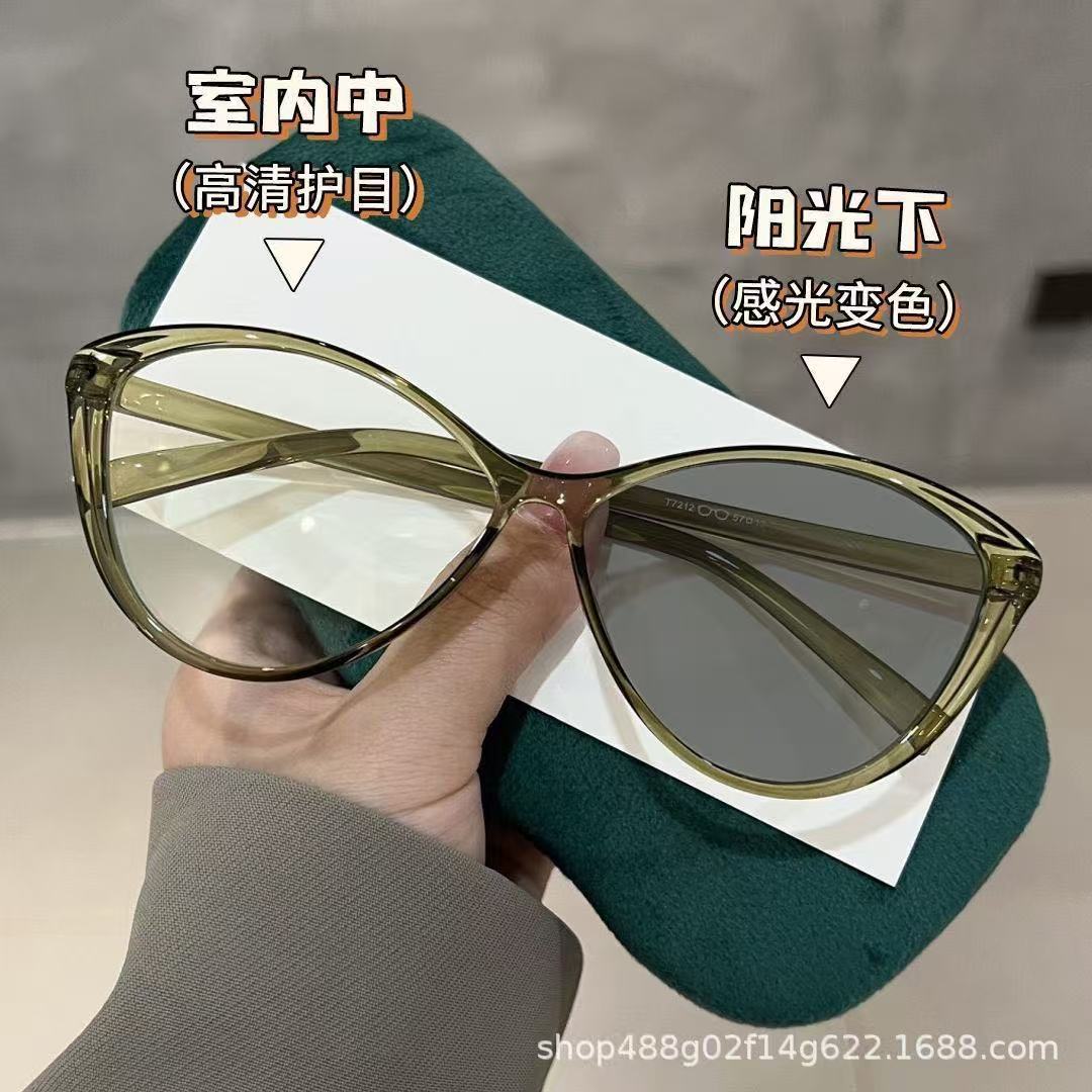 [Green frame] turns white to gray when exposed to light