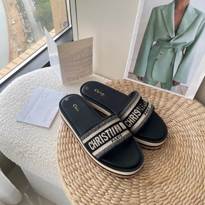 Versión alta 25 nuevas zapatillas bordadas de moda D zapatillas de playa casuales de un pie de altura