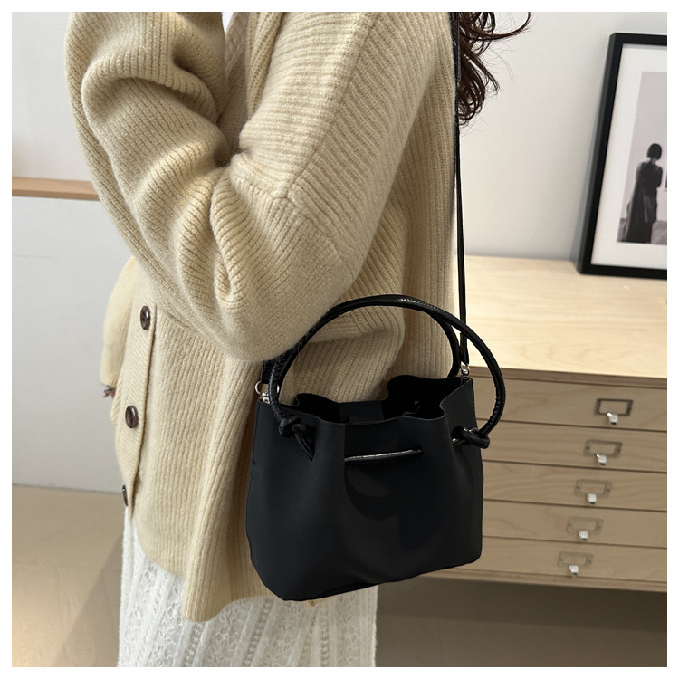225g Weight Polyester Lining Material Sewing Thread Fashion Element Zipper, Magnetic Buckle Closure Type Top Handle Strap Type Handbag Bags Type Daily Occasion Pu Leather Material Solid Color Pattern All Seasons Season Women's Gender Classic Style Style Bucket Shape Medium Size Women's Medium Pu Leather Solid Color Classic Style Sewing Thread Bucket Zipper Magnetic Buckle Handbag 11