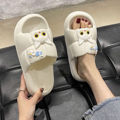 かわいい子猫のスリッパ女性の夏のカップルは室内の家で滑り止め防臭しています。