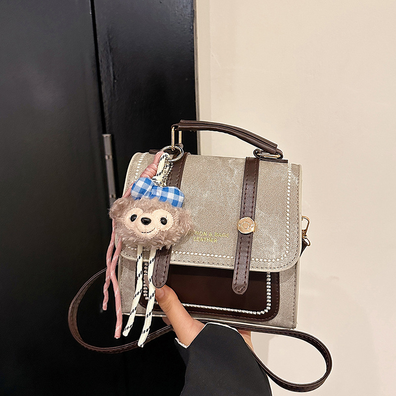 Mochila de mujer de moda de color contrastante 2025, nuevo estilo de estilo extranjero, mochila multifuncional para viajes de estudiantes.