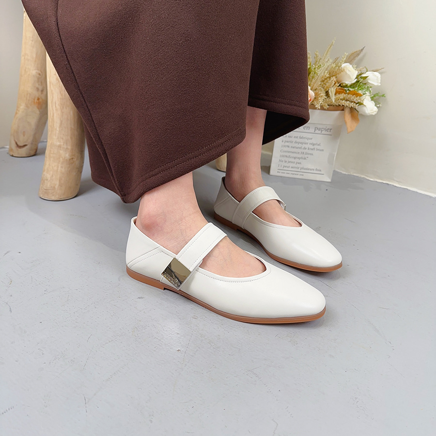 Solid color low shoes low-cut with a strap