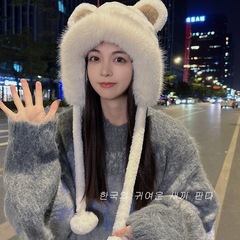 帽子の女性の冬のかわいいベアーのぬいぐるみの耳の帽子2024の新型のベルベットの厚い保温は顔の小さい雷の前線の帽子を現します。
