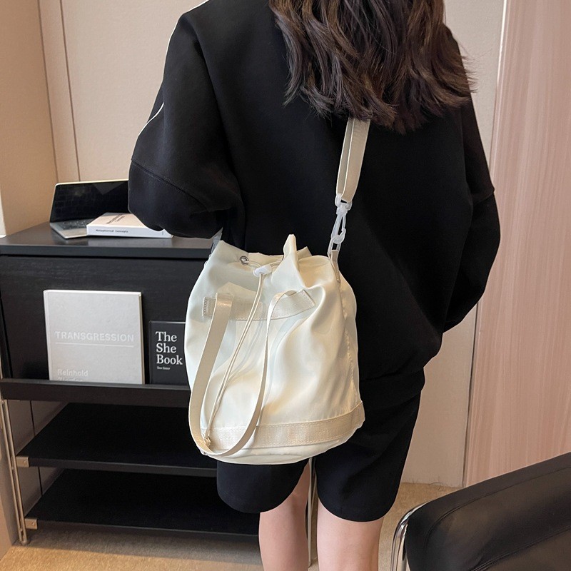 Fabricantes al por mayor 2024 primavera nuevas señoras bolso de cubo de nailon moda todo fósforo ligero bolso diagonal de un solo hombro bolso femenino