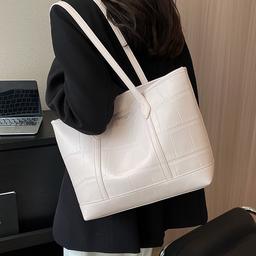 Large-capacity bag for women in summer, versatile 2024 new high-quality textured shoulder shopping bag, class commuting tote bag