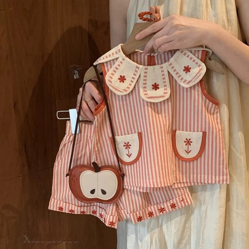 女の子の新しい夏のベストスーツ女の赤ちゃんストライプ花びら襟ノースリーブベビードールシャツ純綿ショーツツーピーストレンディセット|undefined