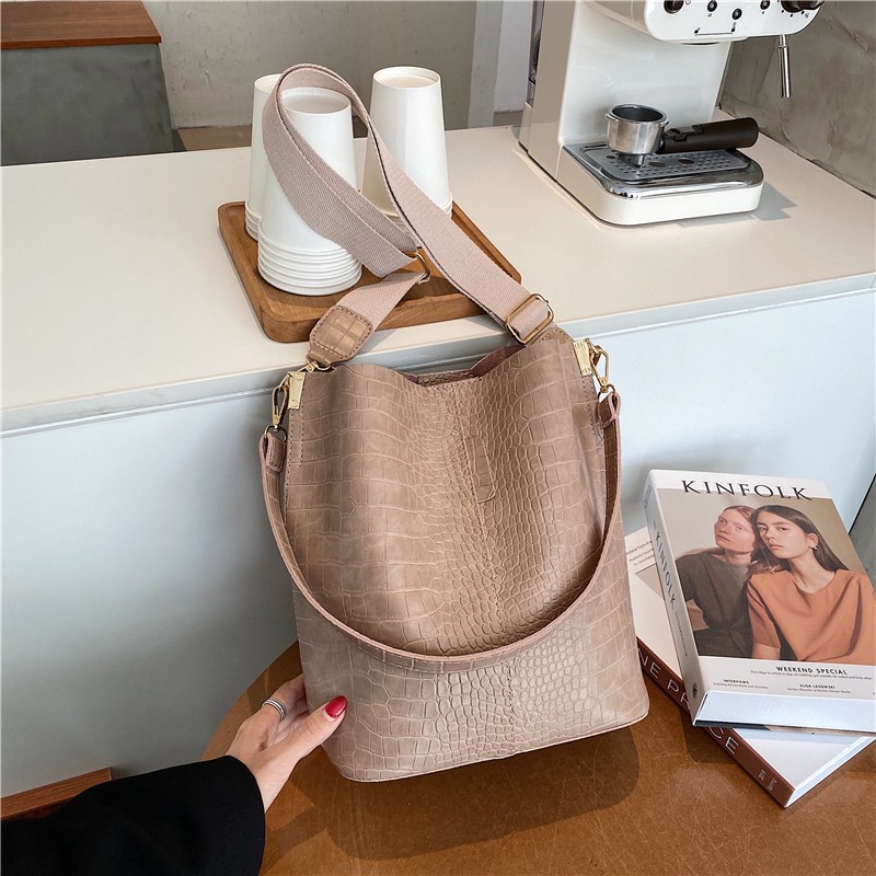 Borsa a secchiello elegante da donna con tracolla larga_voghion.com