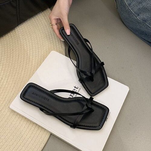 Flat sole toe post sandals for women, outdoor wear, 2025 summer new simple and elegant Korean style square head beach sandals