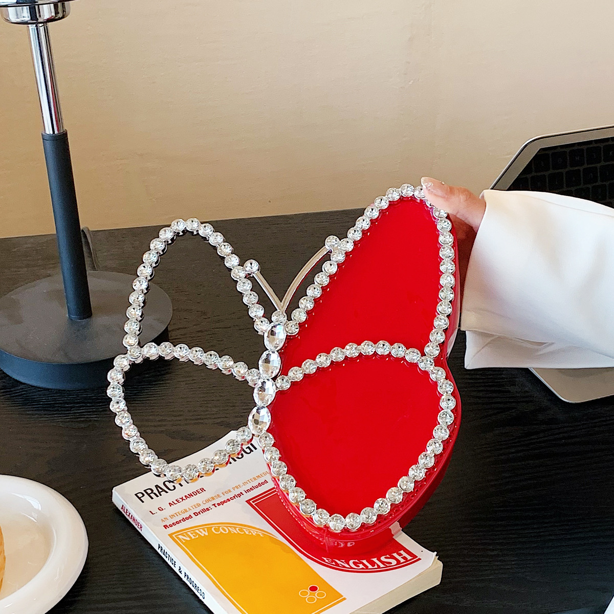 Funkelnde Schmetterling Bankett für Frauen 2024 Sommer Neue Kollektion besetzt Wasser Diamant prominente Party Handheld_voghion.com